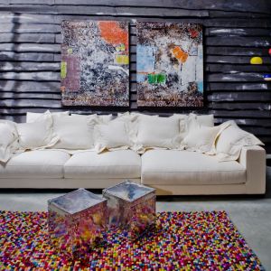 Sofa "Brooklyn" firmy Kare Design. Dużo poduszek luźno rzuconych na sofę sprawia, że sofa staje się przytulna. Oferta: Home Design. Fot. Kare Design