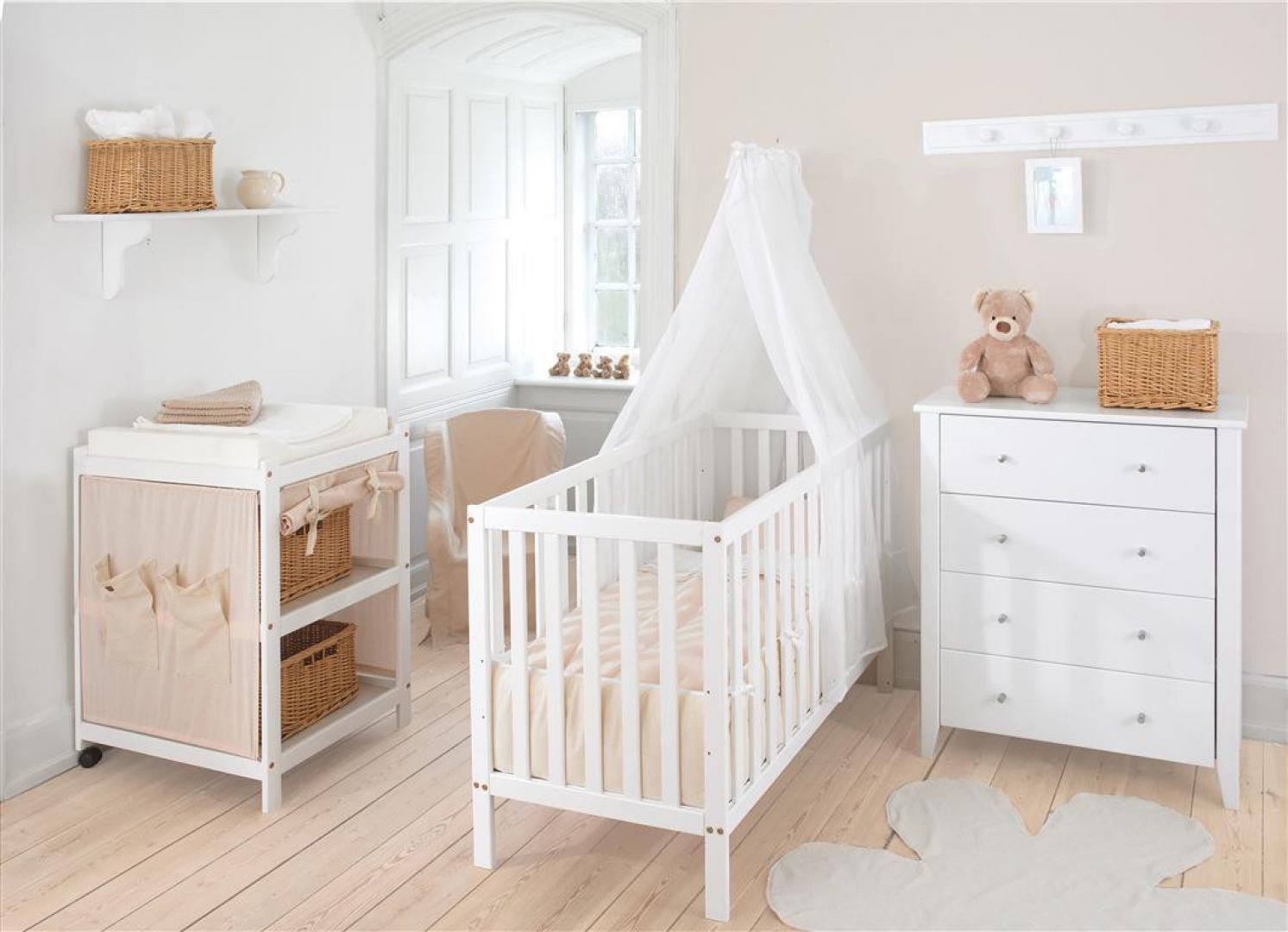 Białe meble są doskonałym wyborem do pokoju niemowlęcia. Fot. Seart