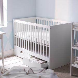 Łóżeczko niemowlęce Stuva to prosta bryła z praktycznymi szufladami pod stelażem. Idealne miejsce na kocyki lub pieluszki. Fot. IKEA