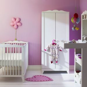Łóżeczko niemowlęce Hensvik. Prosta konstrukcja i delikatnie pofalowane zagłówki czynią go meblem idealnym dla malutkiej dziewczynki. Fot. IKEA
