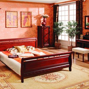 Sypialnia "Venezia" to program klasycznych, stylizowanych mebli do sypialni w kolorze orzech antyczny. Meble zostały wykonane z drewna olchowego i egzotycznej, naturalnej okleiny anegre. Fot. Bogatti