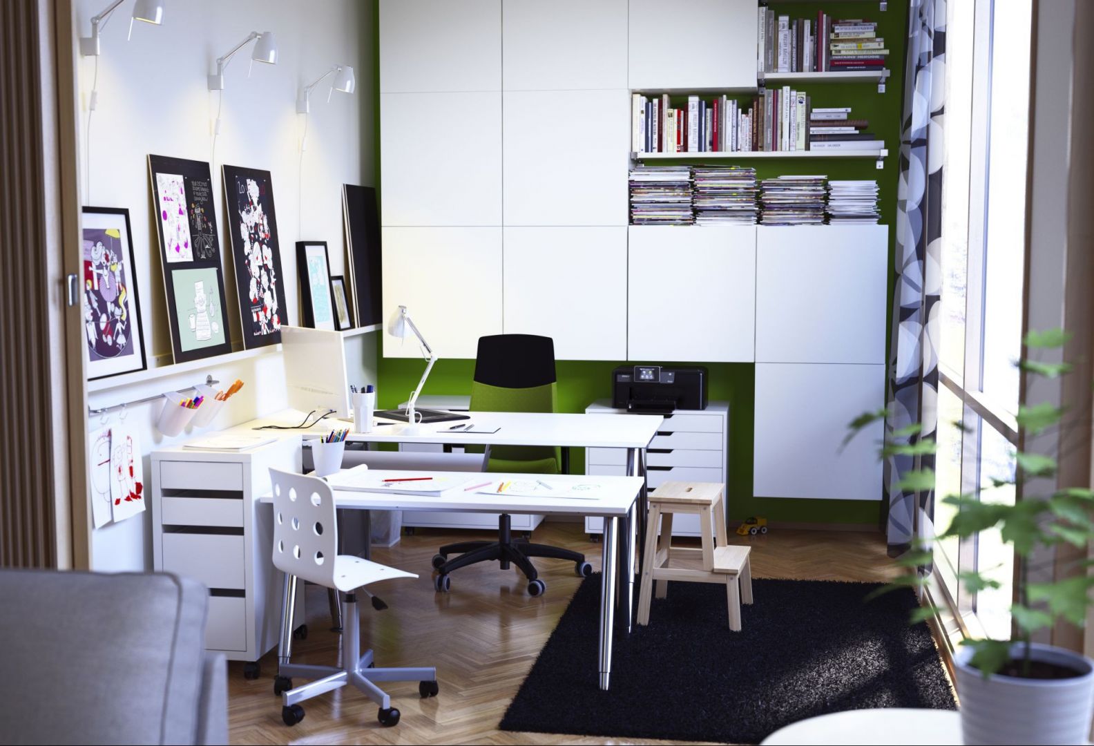 Szafki - „Bestå”, komody - „Micke”, „Alex”, krzesło biurowe - „Volmar”, biurka - „Galant”, krzesło - „Jules” (IKEA). Fot. IKEA