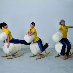 Hiho to zabawny fotel, który wygląda jak owieczka na biegunach dla dzieci. Fot. Innermost