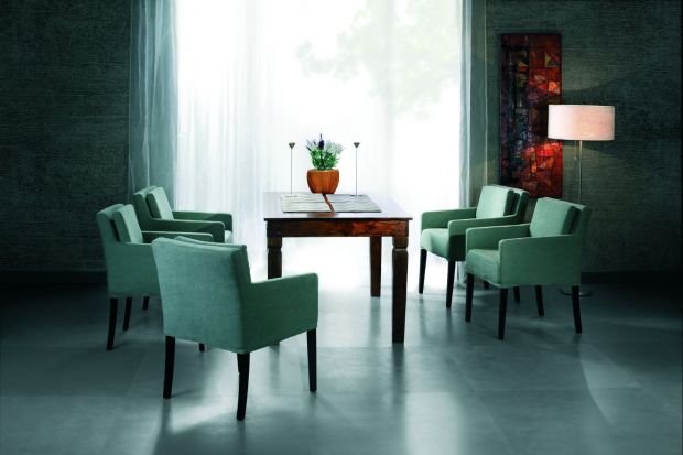 "Venezia" to komfortowe krzesło tapicerowane na wysokich nóżkach.