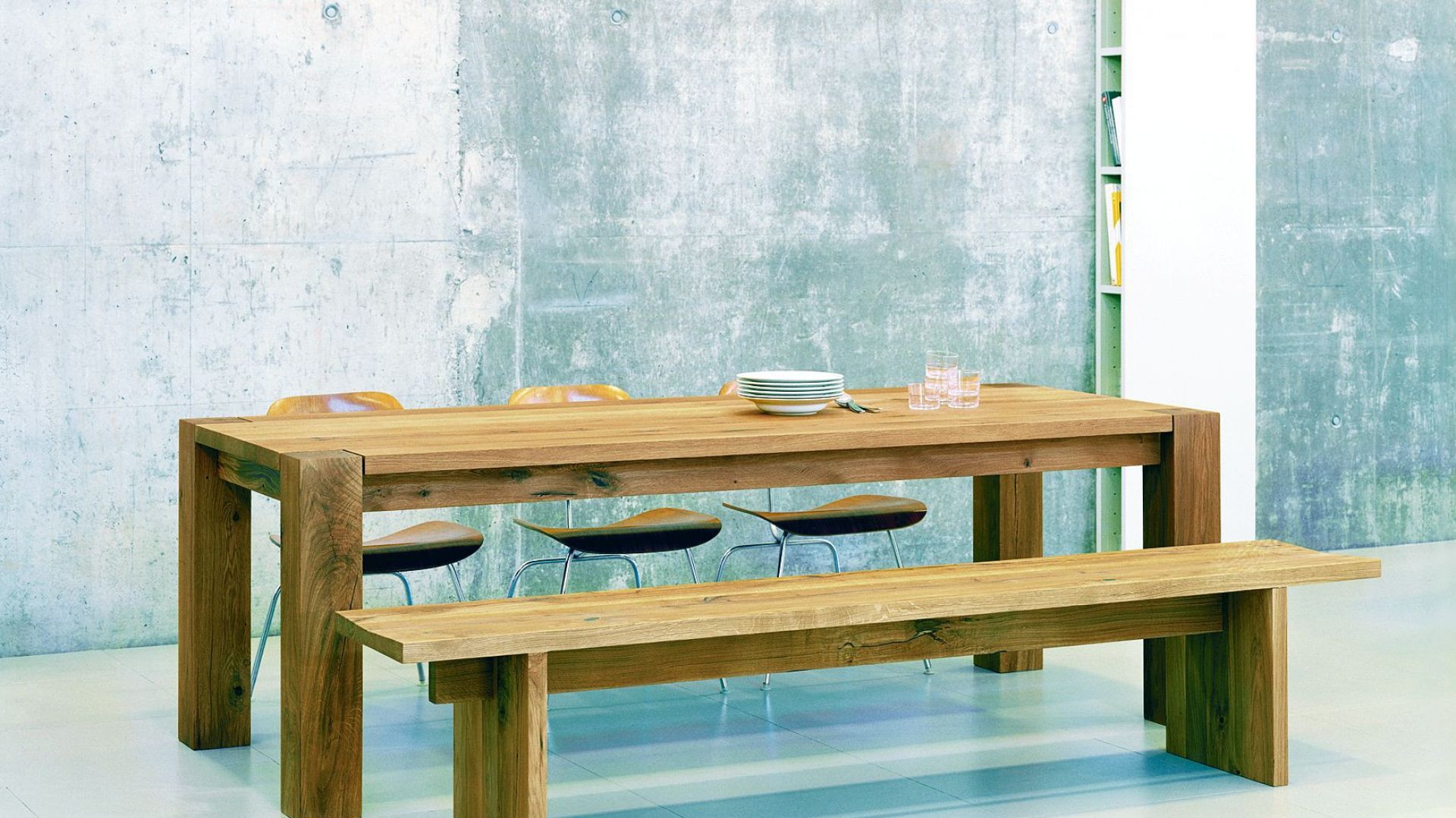 Kult siedzenia przy stole - na krześle lub ławie