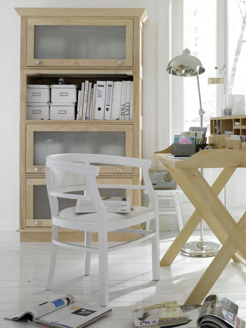 Białe w połączeniu z naturalną barwą drewna zawsze prezentuje się wspaniale. Jeśli nie chcemy ustawiać w salonie białych mebli, obawiając się uczucia chłodu, możemy zastosować białe dodatki, np. krzesła. Fot. Car Moebel