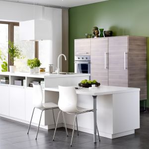 Kuchnie "Metod" dają możliwość tworzenia wysp kuchennych, a także osadzenia szafek Na wysokich nóżkach. Fot. IKEA