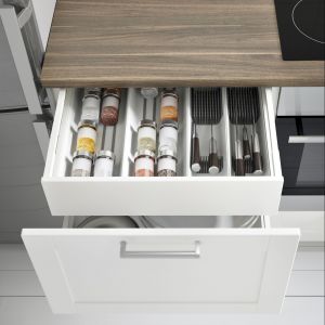 System "Metod" posiada także szeroki wybór wyposażenia szafek i szuflad. Fot. IKEA