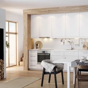 Białe meble kuchenne zamknięte w ramy drewnianych belek, tworzą piękną i spoistą kompozycję, zupełnie jak obraz. Fot. IKEA