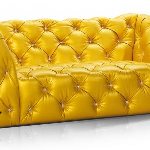 Sofa "Marilyn" firmy Bretz charakteryzuje się gęstym pikowaniem oraz ozdobnymi guzikami-kryształkami. Fot. Bretz. 
