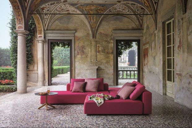 Ogrodowa sofa "Dandy" charakteryzuje się wzornictwem typowym dla mebli przeznaczonych do salonu. Jest&nbsp;tapicerowana "oddychającą" i odporną na działanie czynnik&oacute;w atmosferycznych tkaniną.