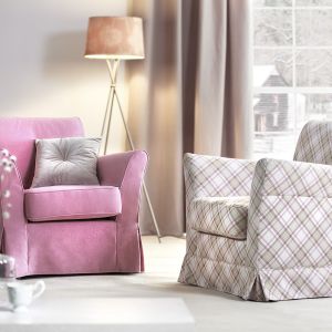 Fotele "Agawa" firmy Mebelplast charakteryzują się klasyczną formą oraz tapicerką w jasnych kolorach.  Fot. Mebelplast.