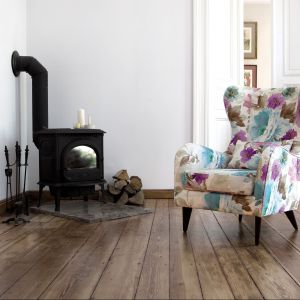 Fotel "Great" firmy Sits. Styl cottage ujawnia się w klasycznej formie mebla oraz kwiecistej tapicerce w pastelowych kolorach. Fot. Sits. 
