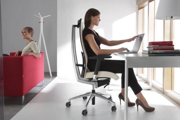 Perfekcyjny fotel do komputera powinien pozwolić skupić się na pracy, a nie na myśleniu o bolącym kręgosłupie. Dlatego warto wiedzieć na czym można wygodnie usiąść za biurkiem, aby praca przebiegała bez żadnych zakłóceń.