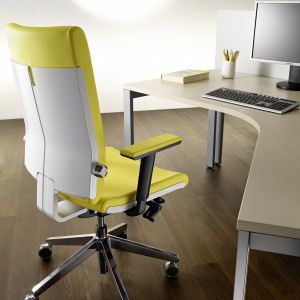 Elementy siedziska, oparcia i zagłówka fotelu "Belite" wykonano z połyskliwego tworzywa. Fot. BN Office Solution
