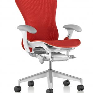Fotel "Mirra" marki Herman Miller. Hybrydowa struktura fotela tworzy inteligentną konstrukcję nośną, ukształtowaną dla dynamicznego wsparcia użytkownika. Fot. Herman Miller