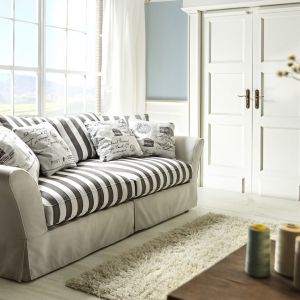 Sofa "Allegro" firmy Mebelplast w jasnych kolorach. Wyróżnia ją tkanina w szerokie pasy. Fot. Mebelplast. 