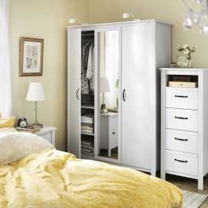 Szafa Brusali marki IKEA to niedrogie rozwiązanie do sypialni, które zapewni wiele miejsca do przechowywania odzieży. Cena: 599 zł. Fot. IKEA