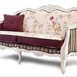 "Oleander" - sofa, w której zestawiono wzór pasków ze wzorem róż. Forma - klasyczna. Producent: Exedra. Fot. Exedra