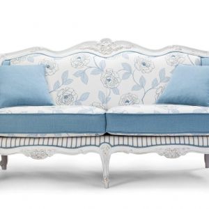 Pełna uroku sofa "Oleander" w bieli i błękicie. Producent: Exedra. Fot. Exedra