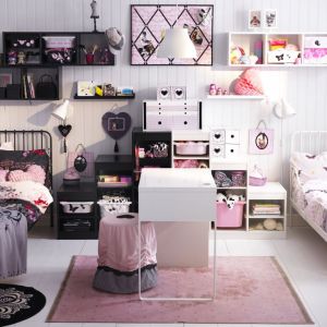 W pokoju dzieci przyda się duża ilość półek, schowków i pojemników na zabawki. Pomogą one utrzymać porządek. Fot. IKEA