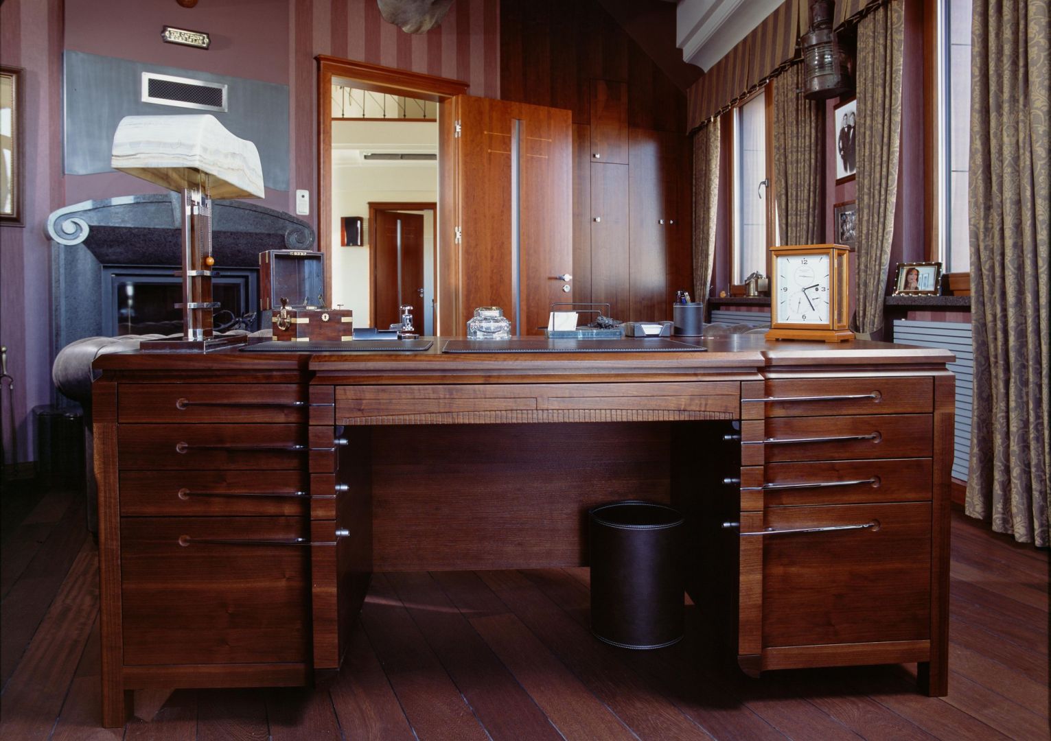Reprezentacyjne biurko z litego drewna. Fot. Wirchomski
