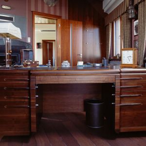 Reprezentacyjne biurko z litego drewna. Fot. Wirchomski