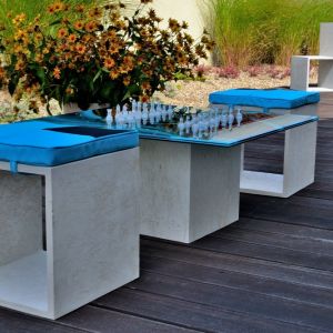 Moduły betonowe marki Harena, stolik ze szklanym blatem i siedziska w tkaninie Kontrakt 7 Italvelluti
Fot. Archiwum