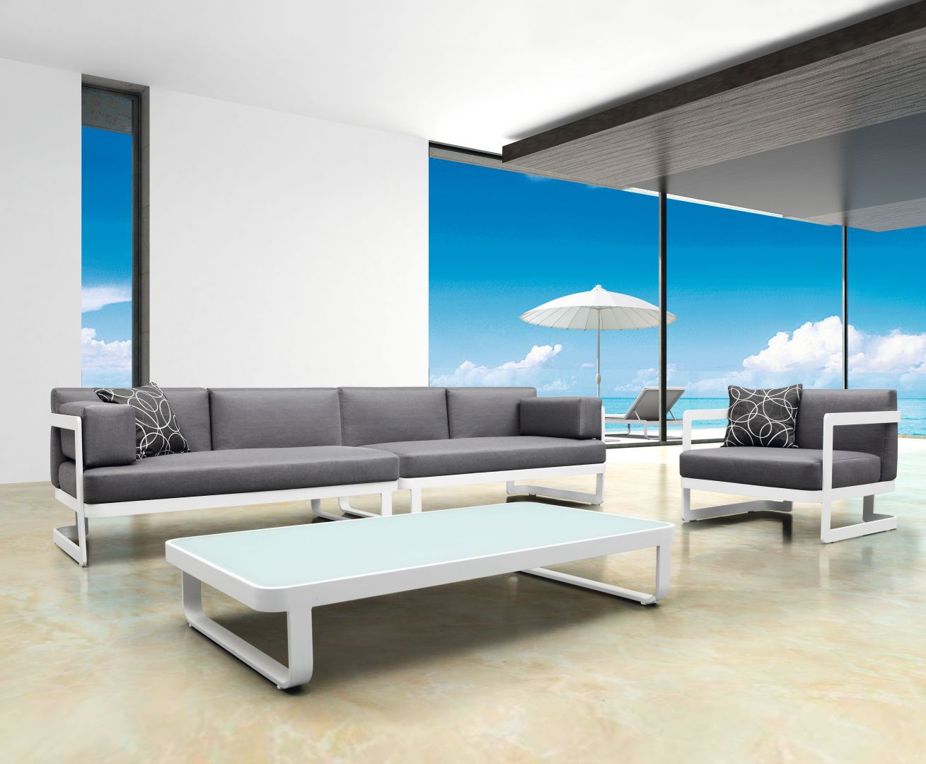 Zestaw wypoczynkowy Ibiza marki Miloo, modułowa sofa i fotel na ramie aluminiowej. Siedzisko i oparcie miękko tapicerowane tkaniną, stolik kawowy z aluminium ze szklanym blatem. Ibiza to meble modułowe. Fot. House&More