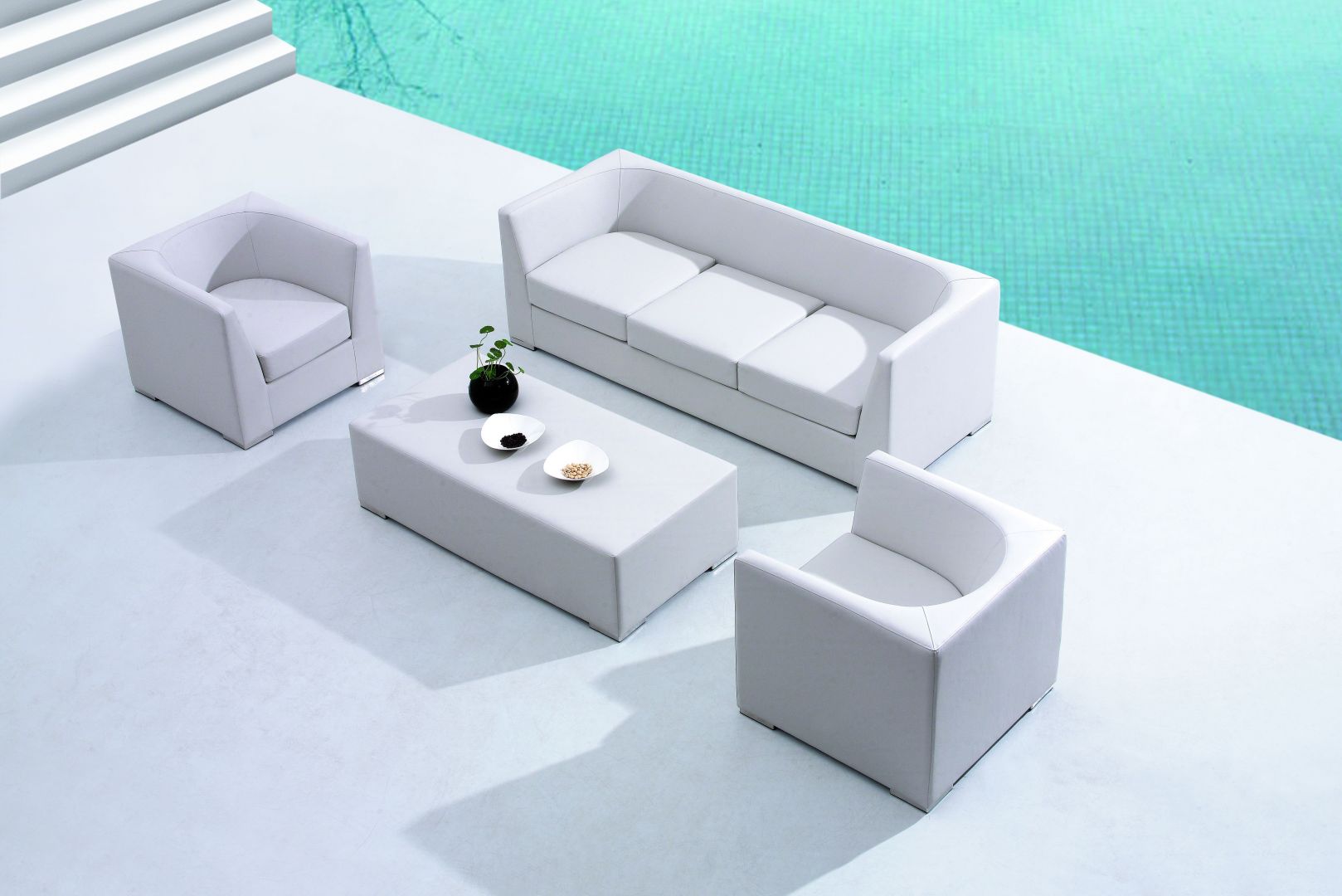 Zestaw wypoczynkowy Redford Miloo. Sofa, fotele, stolik kawowy wykończone w skórze jachtowej. Redford to meble wykonane w najnowocześniejszej technologii. Składają się z poszczególnych elementów, które można ze sobą zestawiać komponując meble według indywidualnych potrzeb. Dominujące barwy to odcienie szarości. Skóra jachtowa to gwarancja wieloletniego użytkowania mebli. Fot. House&More