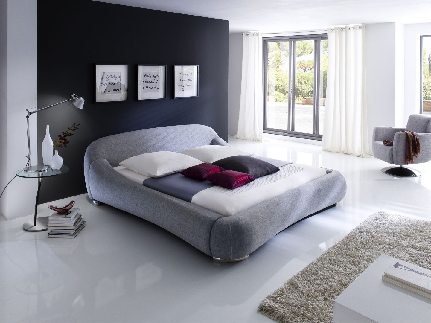 Łóżko Paloma, tapicerowane wysokiej jakości tkaniną. Dzięki swoim nowoczesnym, opływowym kształtom mebel ten stanowić będzie wyrazisty akcent w pomieszczeniu. Fot. MC Akcent