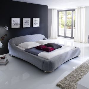 Sypialni to pomieszczenie kojarzące się z miękkością, wypoczynkiem, komfortem. Dlatego łóżko Paloma wpisuje się w to wnętrze idealnie. Fot. MC Akcent