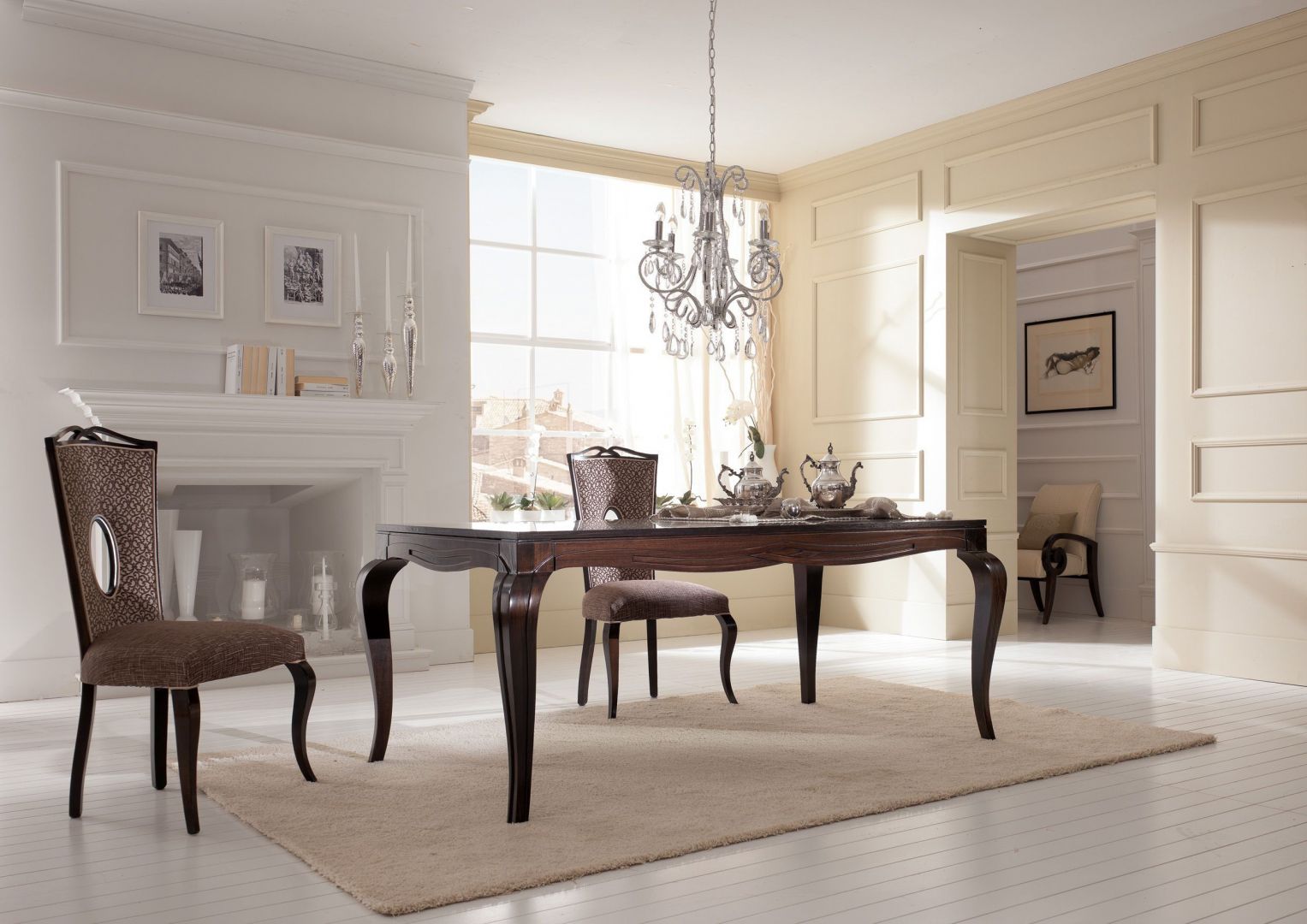 Elegancki stół wyjątkowo dobrze prezentuje się z tapicerowanymi krzesłami. Fot. Galeria Wnętrza