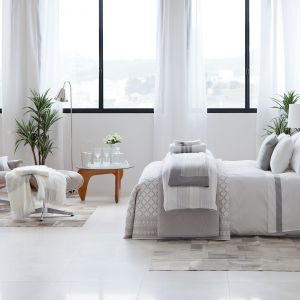 Biała pościel i białe łóżko to nie przesada. Jeśli przełamiemy je delikatnym kremowym kolorem, sypialnia będzie wyglądać kojąco Fot. Zara Home