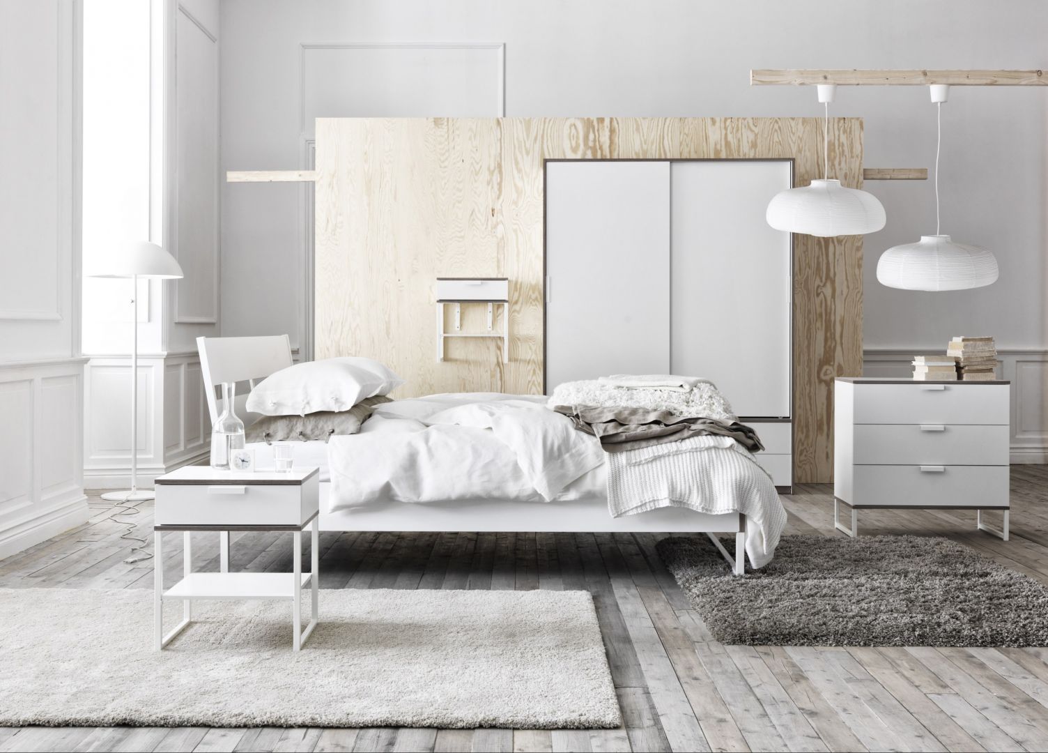 Białe i proste meble można połączyć z jasnym kolorem drewna. Fot. Ikea