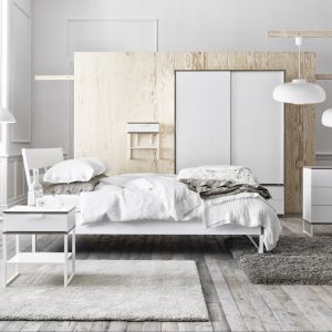 Białe i proste meble można połączyć z jasnym kolorem drewna. Fot. Ikea