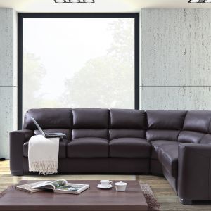 Duża sofa narożna "Scarlet" firmy Caya Design będzie dobrze wyglądała w przestronnym salonie. Fot. Caya Design