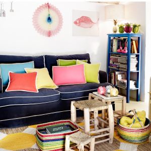 Granatową sofę ożywią kolorowe poduszki. Fot. Zara Home