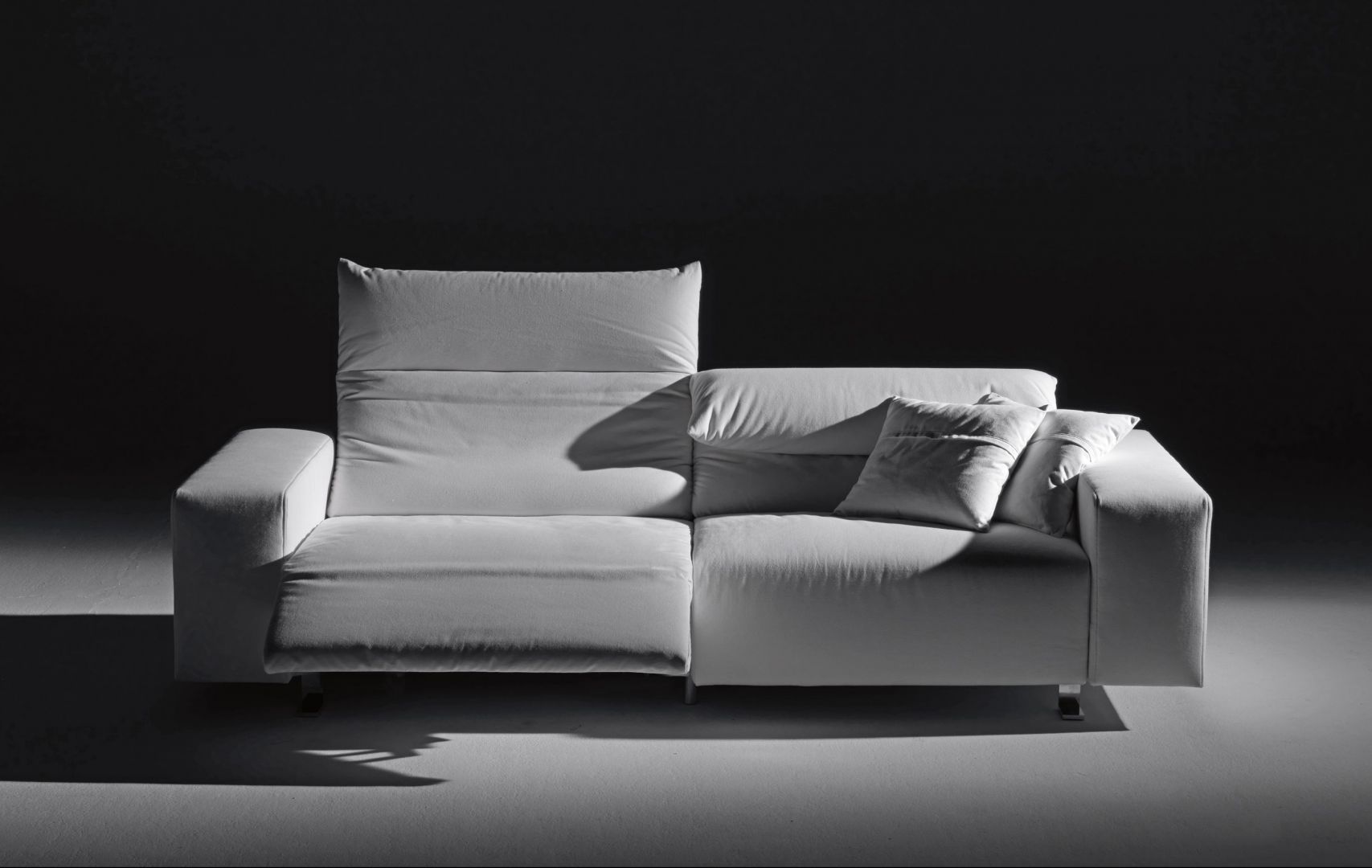 Sofa Play z rozkładanym zagłówkiem i podnożkiem
Fot. Italia Style