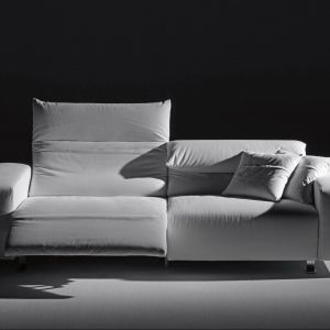 Sofa Play z rozkładanym zagłówkiem i podnóżkiem. Możliwość pochylenia oparcia pozwala wygodnie się zdrzemnąć. Fot. Italia Style