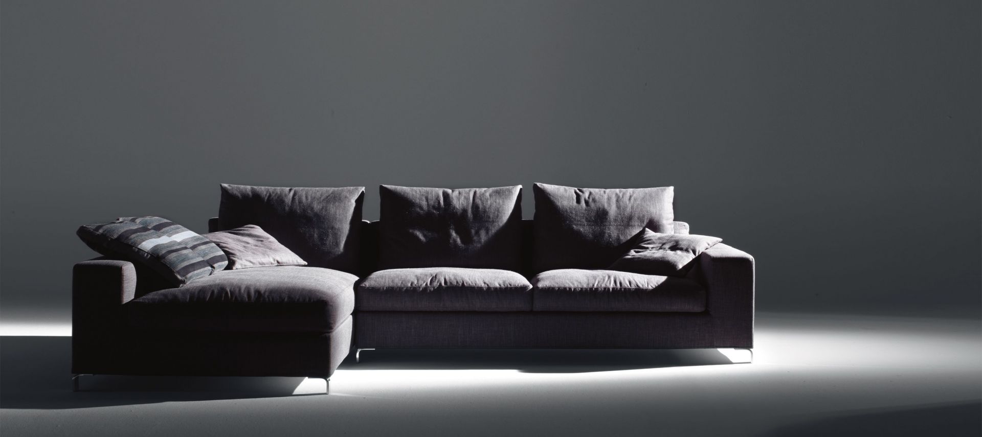 Sofa THOMAS została zaprojektowana przez STUDIO ARCHIMETA. Wykonana z innowacyjnych i naturalnych materiałów. Takie właściwości i dokładność tradycyjnych metod pracy, sprawia że sofa jest wytrzymała i wysokiej jakości.  Fot. Italia Style