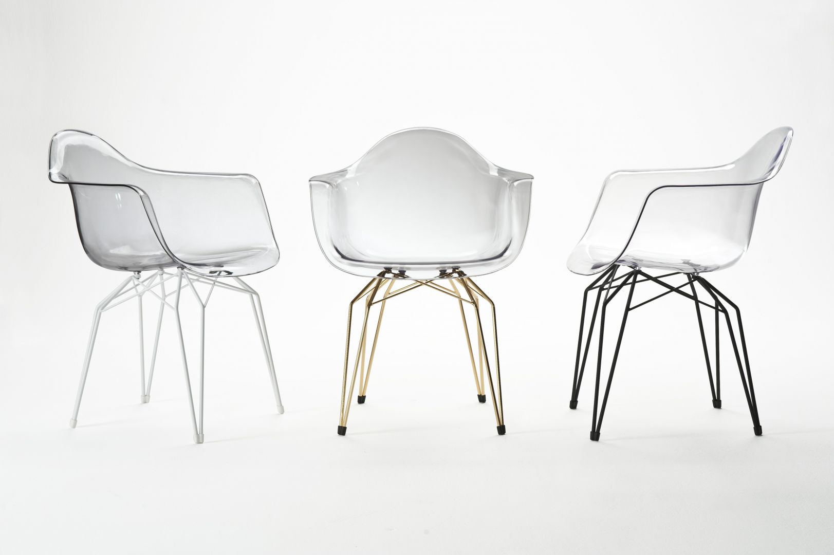 Krzesło Diamond Arm Chair wykonane jest z transparentnego poliwęglanu, podstawa siedziska jest ze stali chromowanej. Lekki design krzeseł marki stwarza możliwość aranżacji zarówno w tradycyjnych wnętrzach, jak i w nowoczesnych. Fot. Kubikoff  