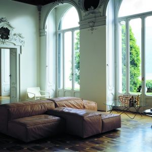 Luksusowa sofa w skórze naturalnej Extrasoft marki Noti. Fot. Noti