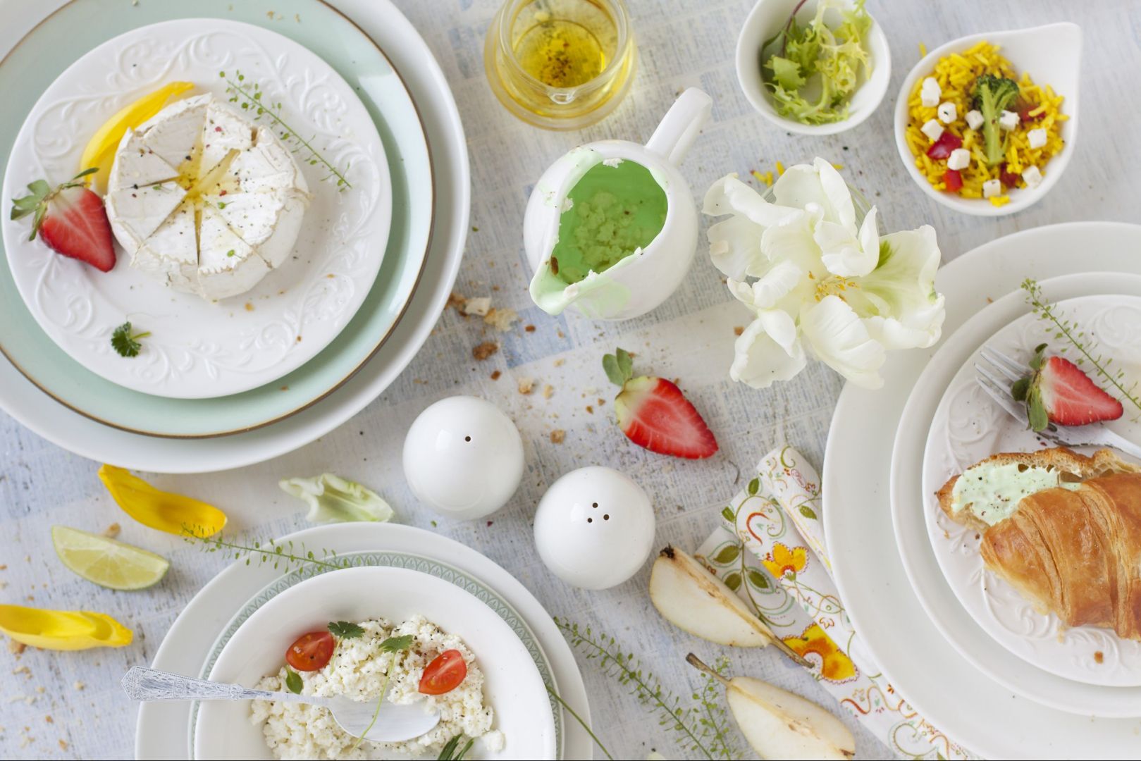 Biel przełamana pistacjową zielenią to wspaniała i niezwykle wiosenna aranżacja stołu. Fot. Duka