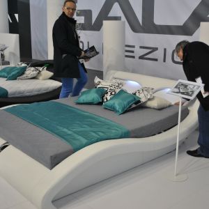 Opływowy kształt łóżka Malibo Lux marki Wersal, sprawdzi się w minimalistycznej sypialni
Fot. Piotr Sawczuk