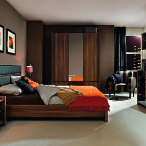 Łóżko w zestawie mebli VENOM, marki Black Red White, o wyglądzie pięknego drewnianego usłojenia, z tapicerowanymi elementami wezgłowia
Fot. Black Red White