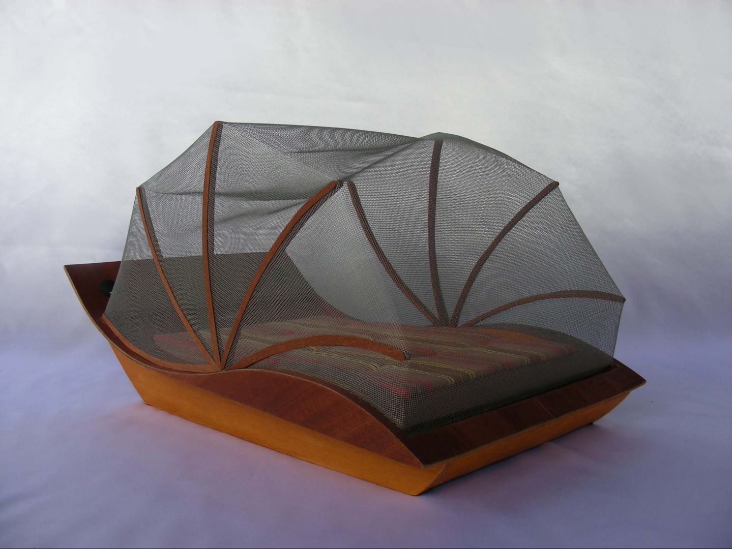Drewniane łóżko, w kształcie fali, z baldachimem. Projekt Tomasza Wagnera 
Fot. Archiwum 