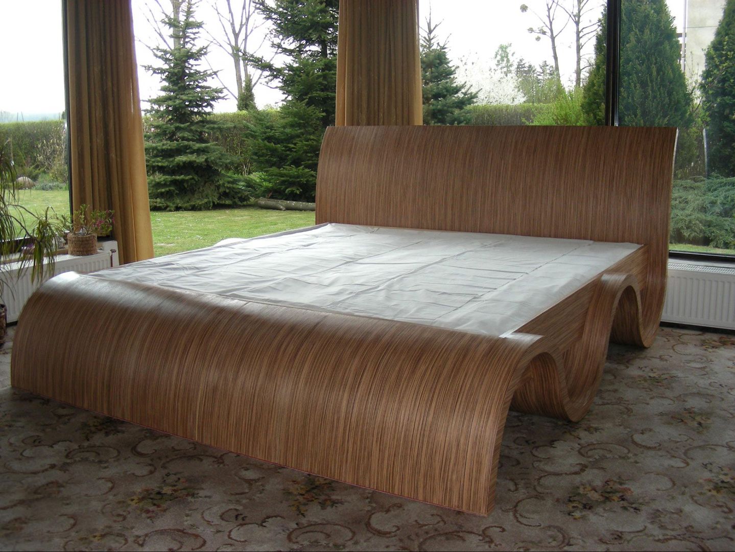Drewniane łóżko imitujące falę to mebel do nowoczesnego, jak również rustykalnego wnętrza. Projekt Tomasza Wagnera
Fot. Archiwum