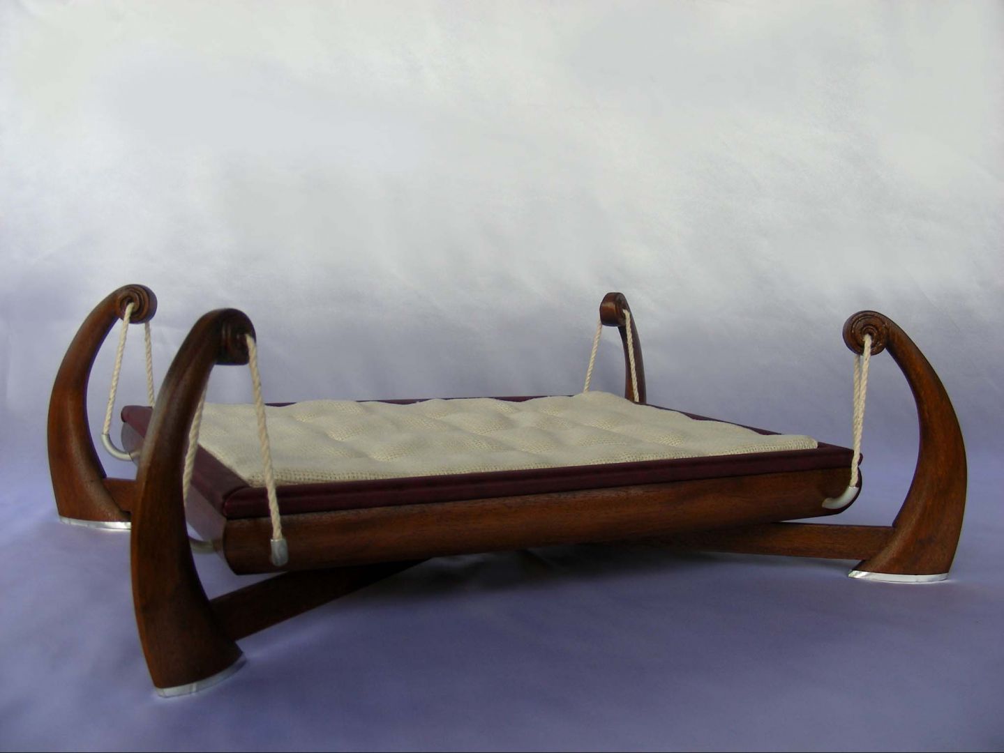 Łóżko ozdoba - drewniany mebel, wiszący na linach i drewnianych podstawach. Projekt Tomasza Wagnera.
Fot. Archiwum 