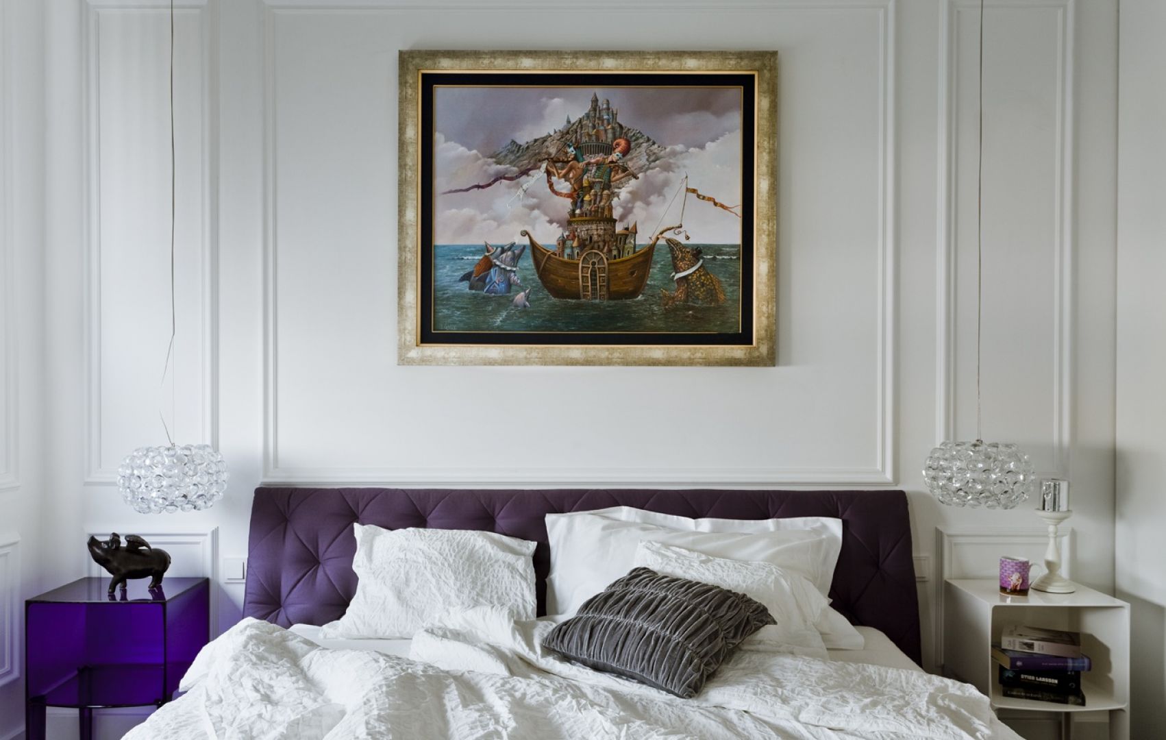 Klasyczna, biała sypialnia to świetne miejsce dla łóżka z charakterystycznym fioletowym kolorze, z pikowanym wezgłowiem. 
Fot. Archiwum 
